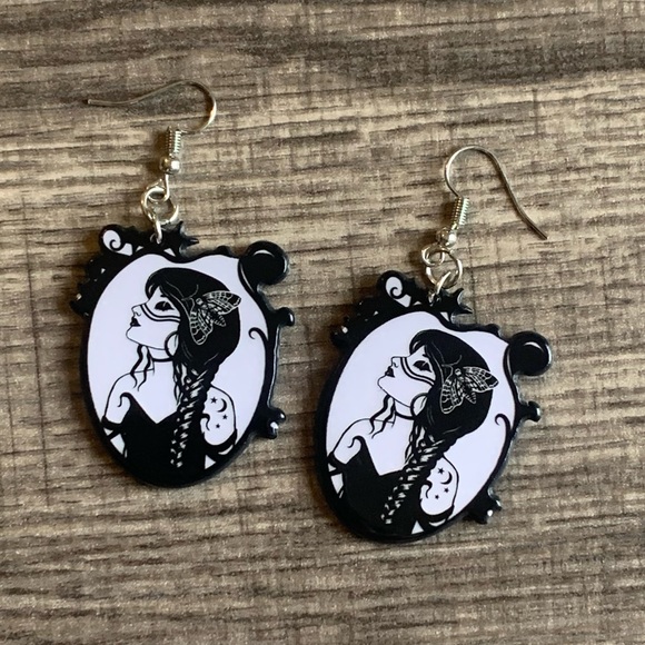 ๐๐ Gothic Girl Dangle Earrings - Picture 4 of 5